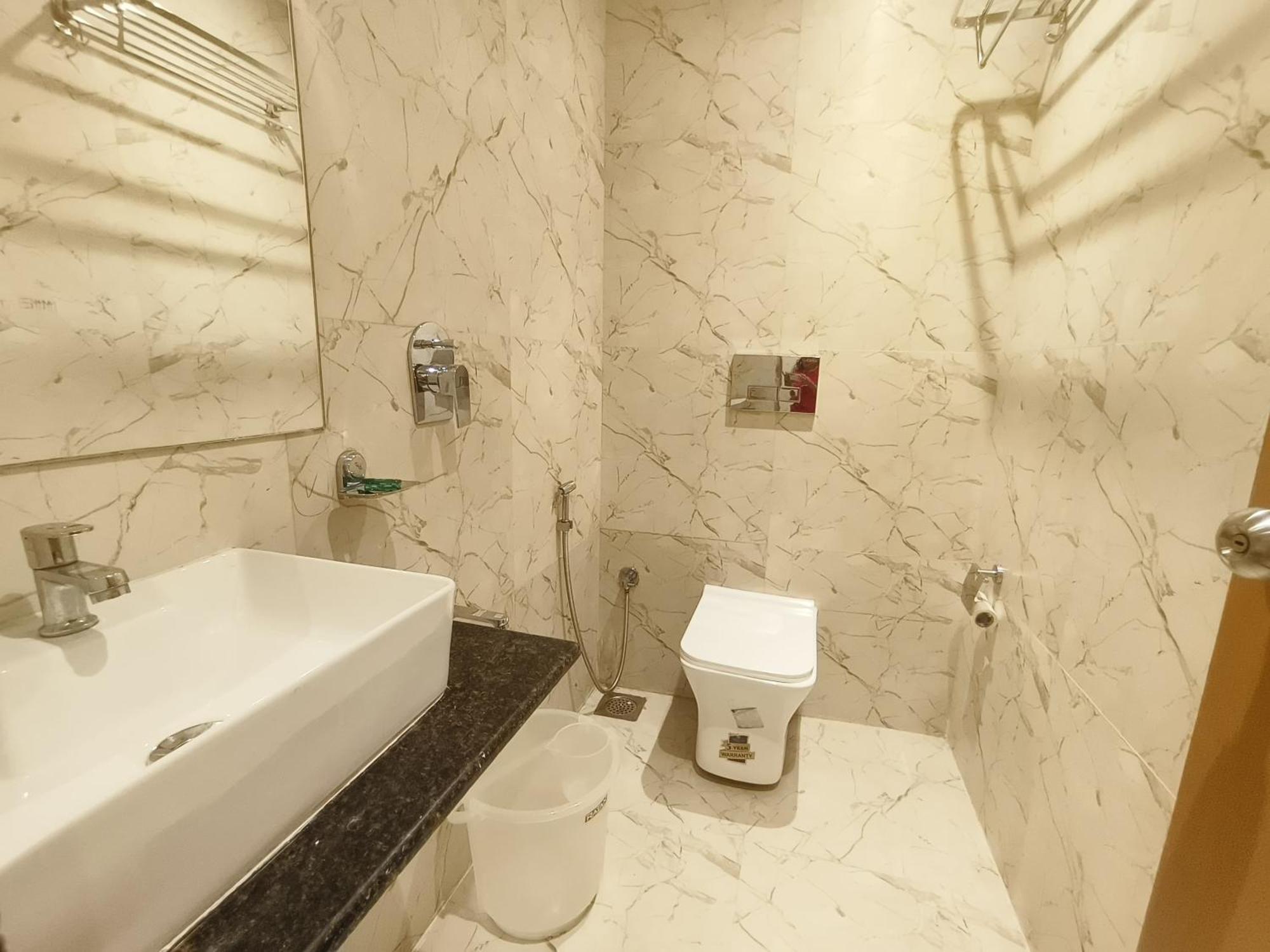 Hotel Riva International Goregaon- Near Nesco Мумбаи Экстерьер фото